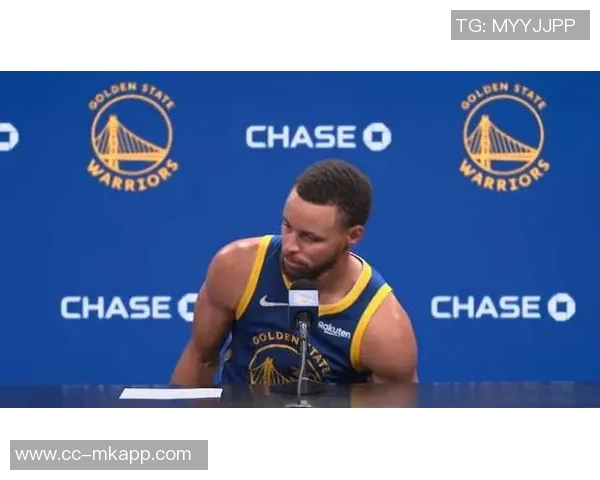 库里赞扬队友表现出色强调团队合作的重要性与团结精神