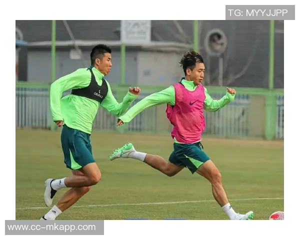 北京国安足球俱乐部成功续约王刚与池忠国展现球队未来发展信心